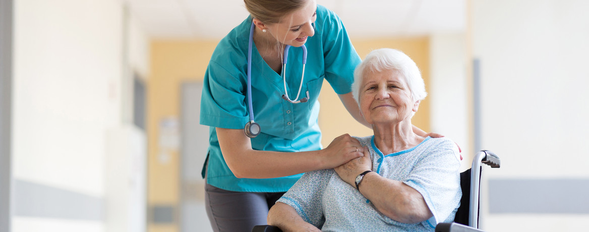 2020-11-18_Pflegekraft_mit_Patientin_im_Rollstuhl_AdobeStock_274078056.jpeg